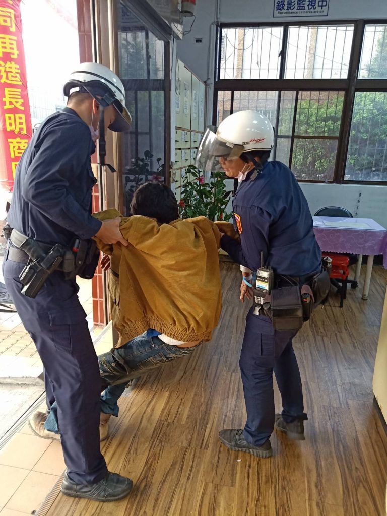 即刻救援！暖警助路邊暈倒男子