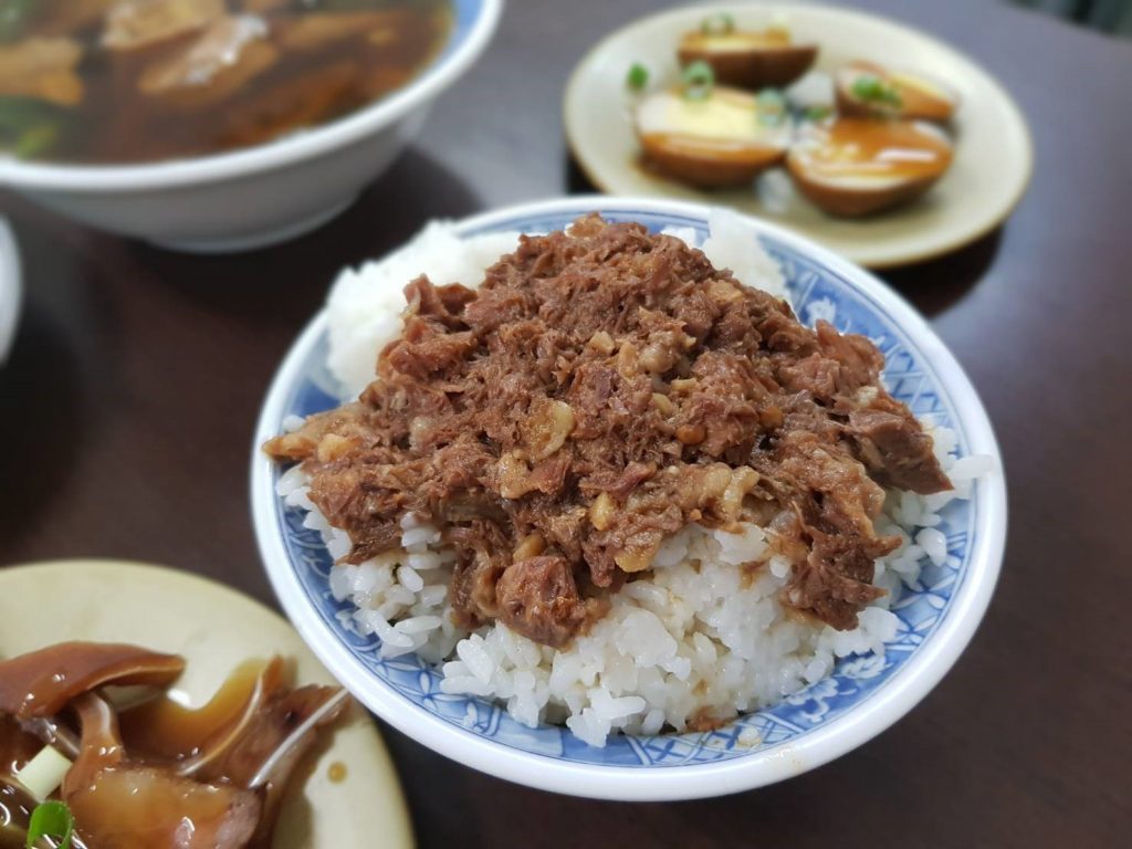 小編食刻－鹽埕區美食牛肉麵店