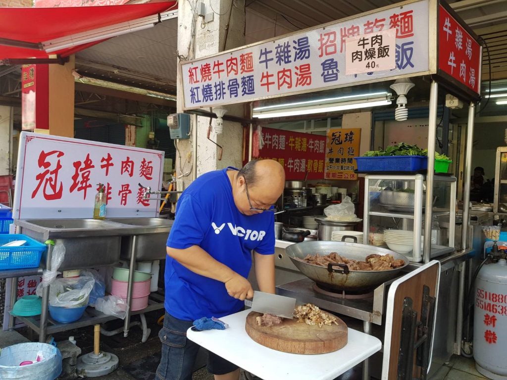 小編食刻－鹽埕區美食牛肉麵店