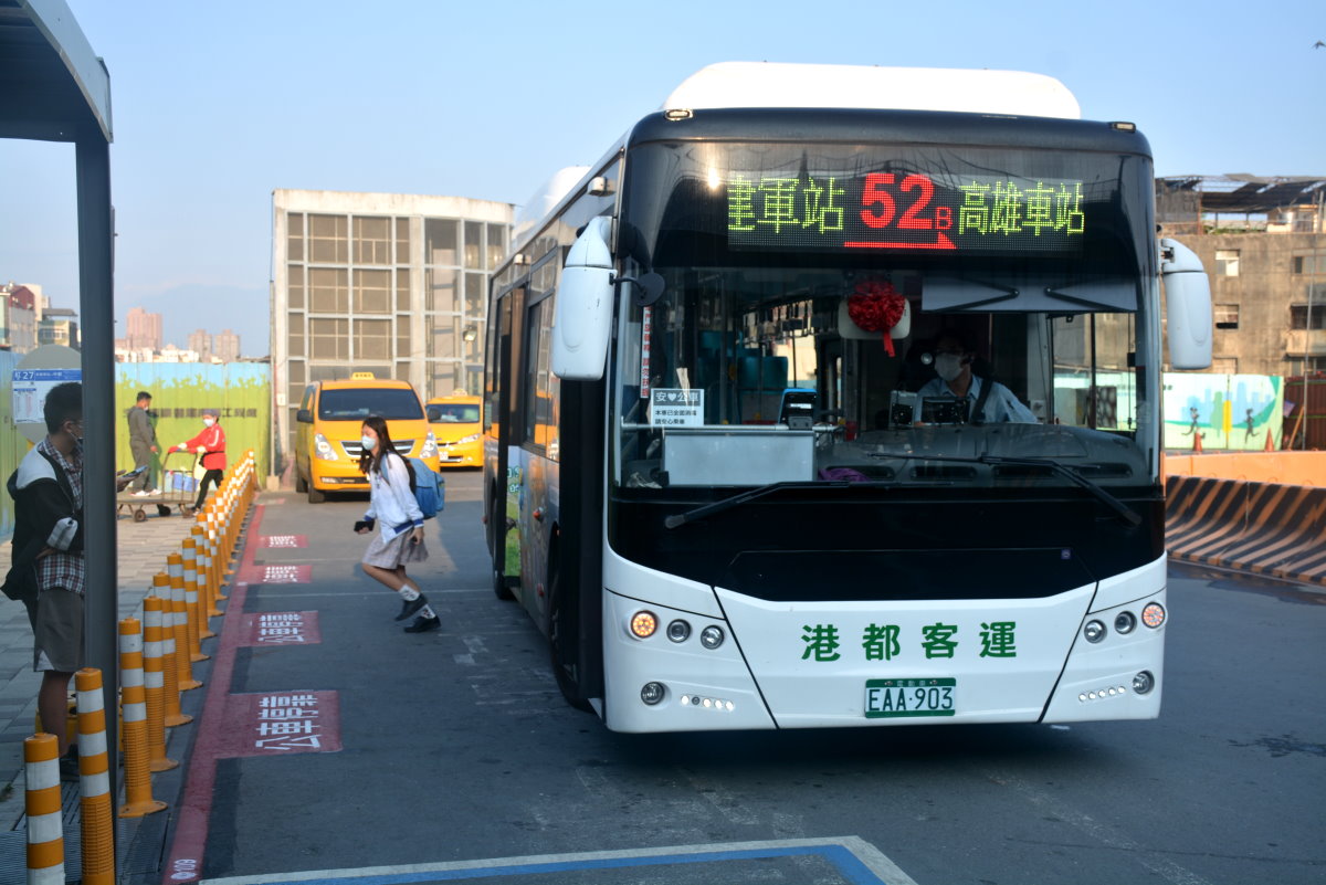 52電動公車進站 轉乘便捷又舒適