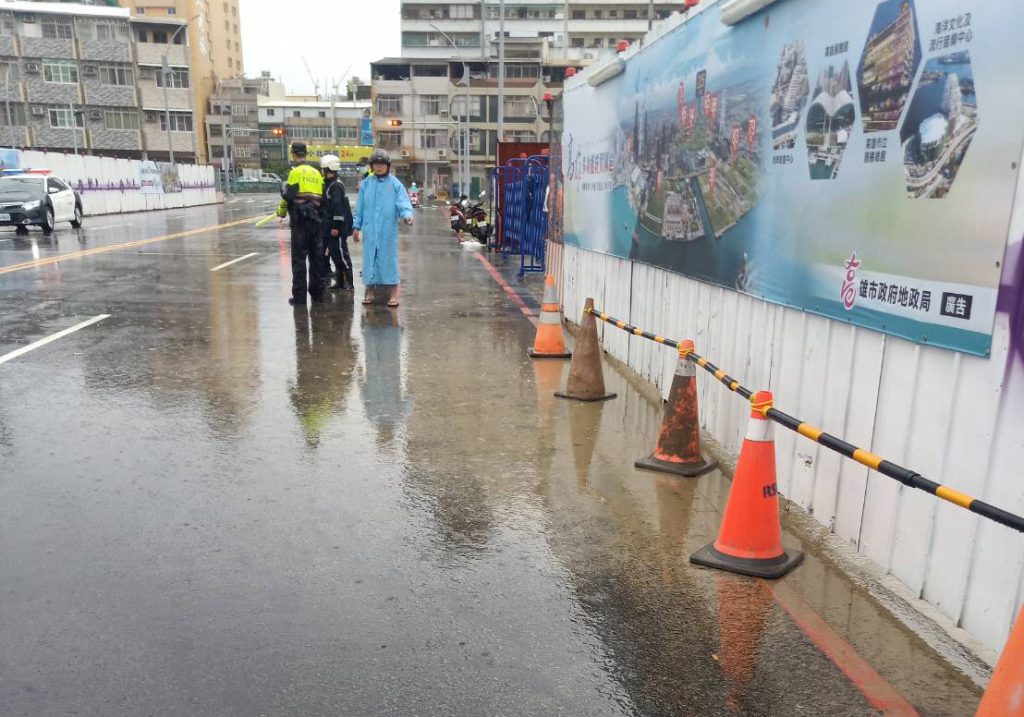 速報！中南部雨彈狂彈 路段積水用路人注意行車安全