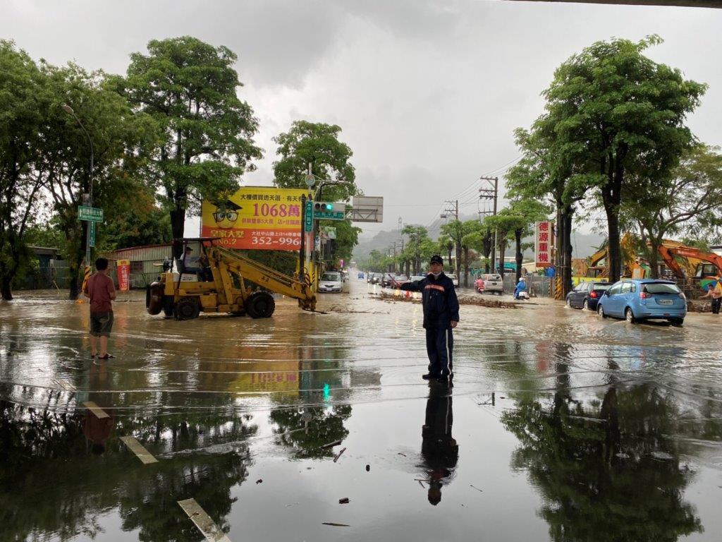 雨彈狂炸積水樹倒 高市警察冒豪雨排除路況