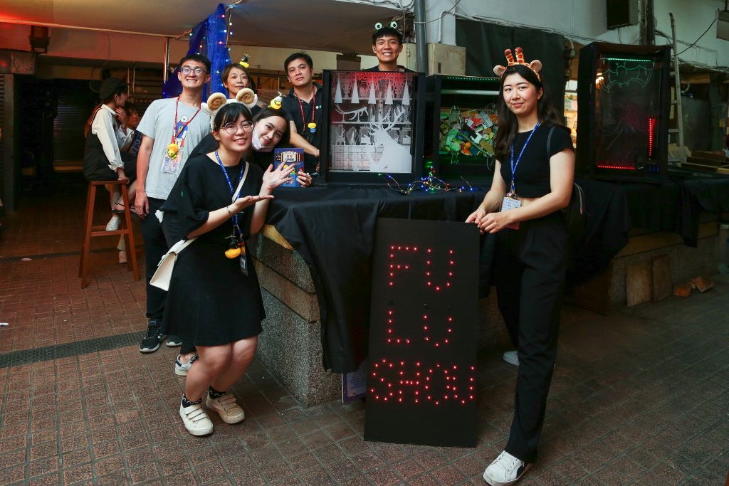 千人穿梭鹽夏不夜埕 中山大學辦荒謬動物園創作展