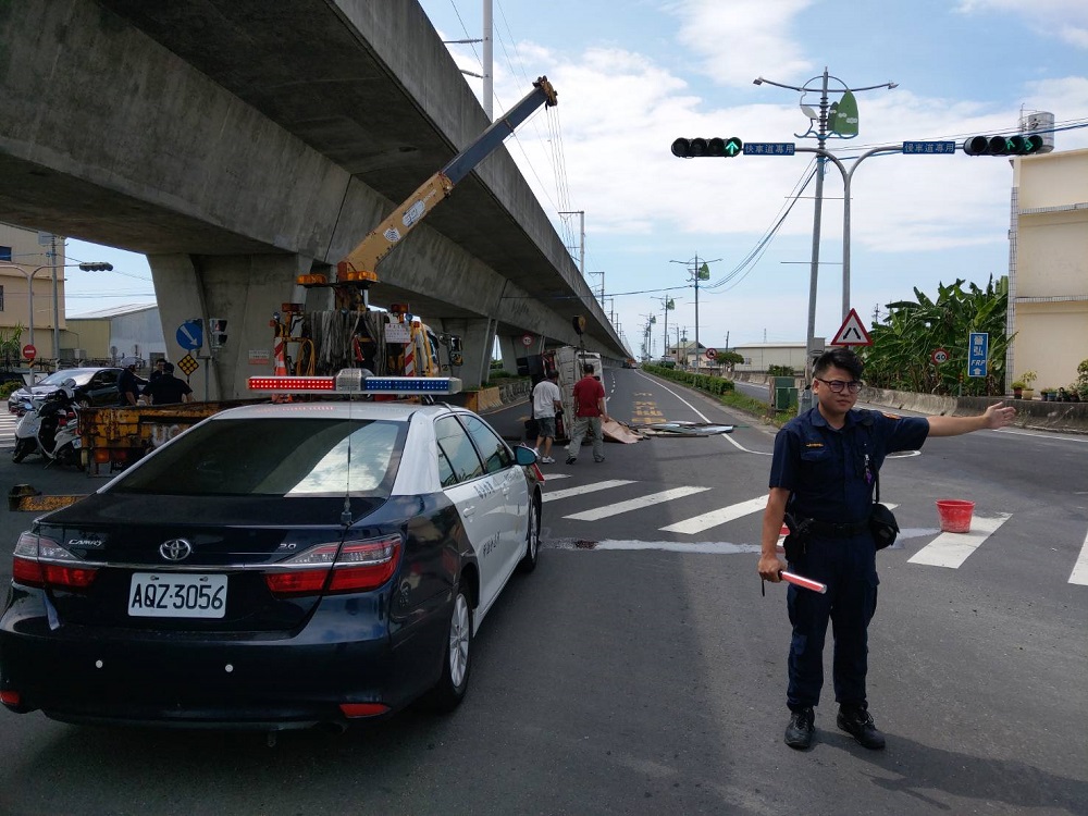 貨車甩尾翻覆 小心遭罰！