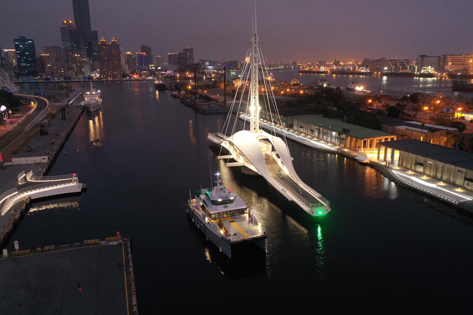 夜訪絕美大港橋 週末夜增旋轉時段