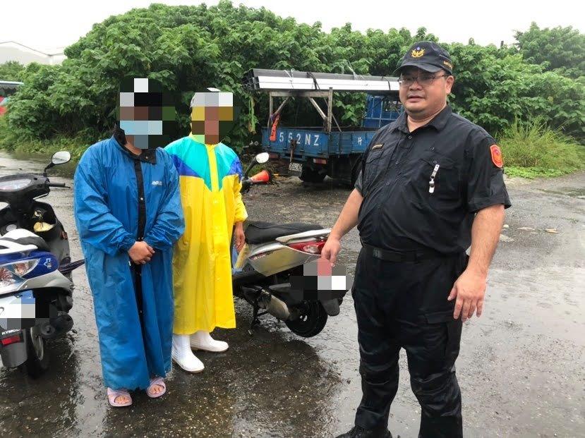 豪雨致民眾機車遭滅頂 警冒險涉140cm水深相救