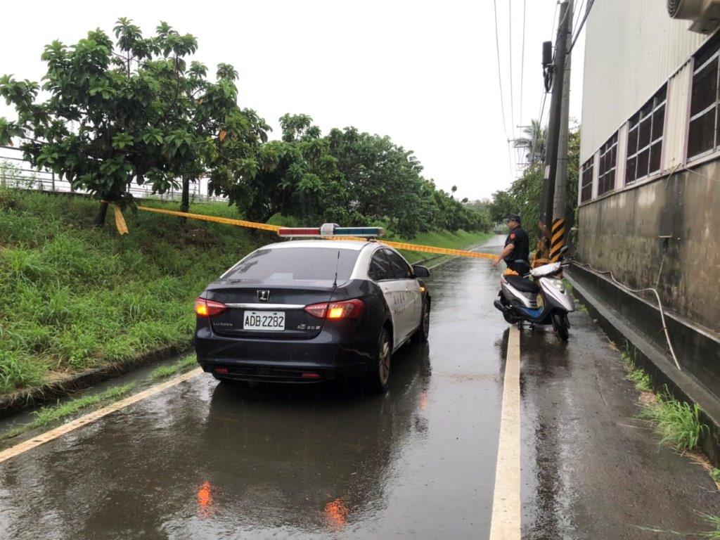 豪雨致民眾機車遭滅頂 警冒險涉140cm水深相救