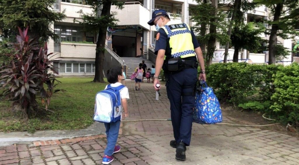 迎接開學日 警方護童宣導交安