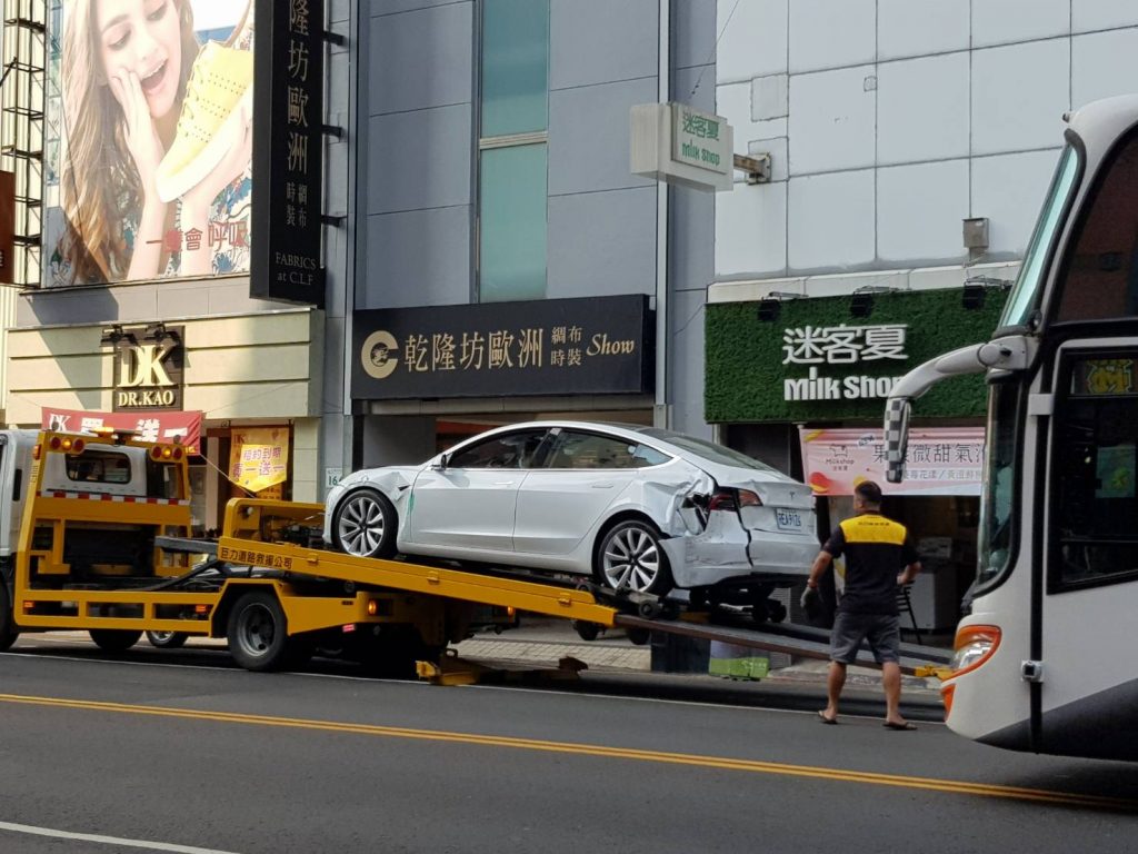 NG駕駛搞烏龍 百萬跑車整台嚕進騎樓車尾毀兩人輕傷