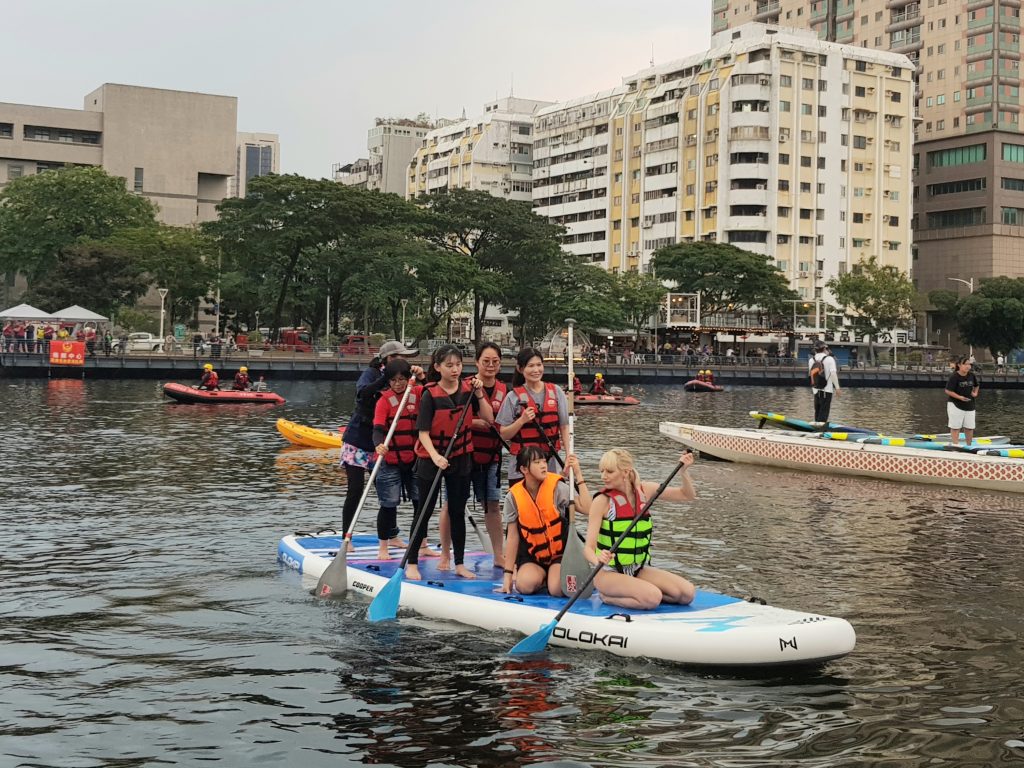 愛河親水派對首日 民眾呼玩不過癮要再來！