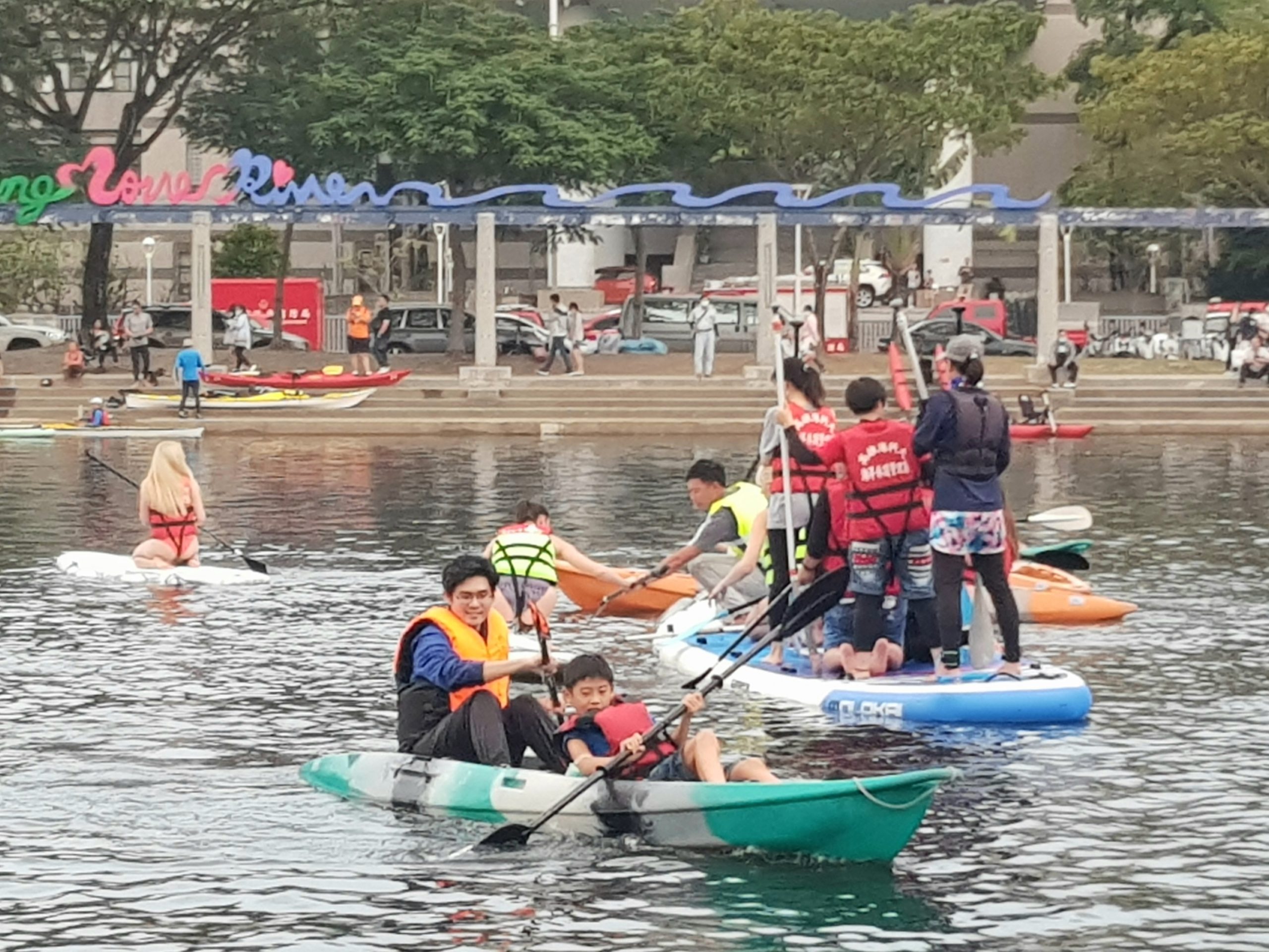 愛河親水派對首日 民眾呼玩不過癮要再來！