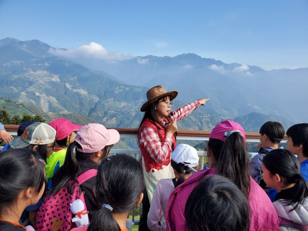 跨校共學 百餘師生挑戰登高合歡主峰！