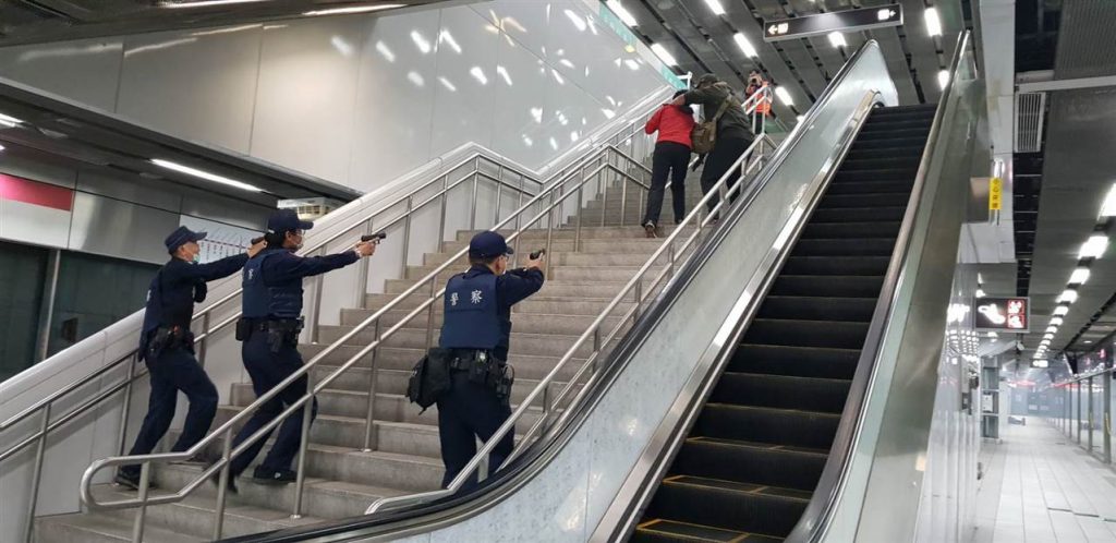 高捷攜警消擬真演練 創安全乘車環境