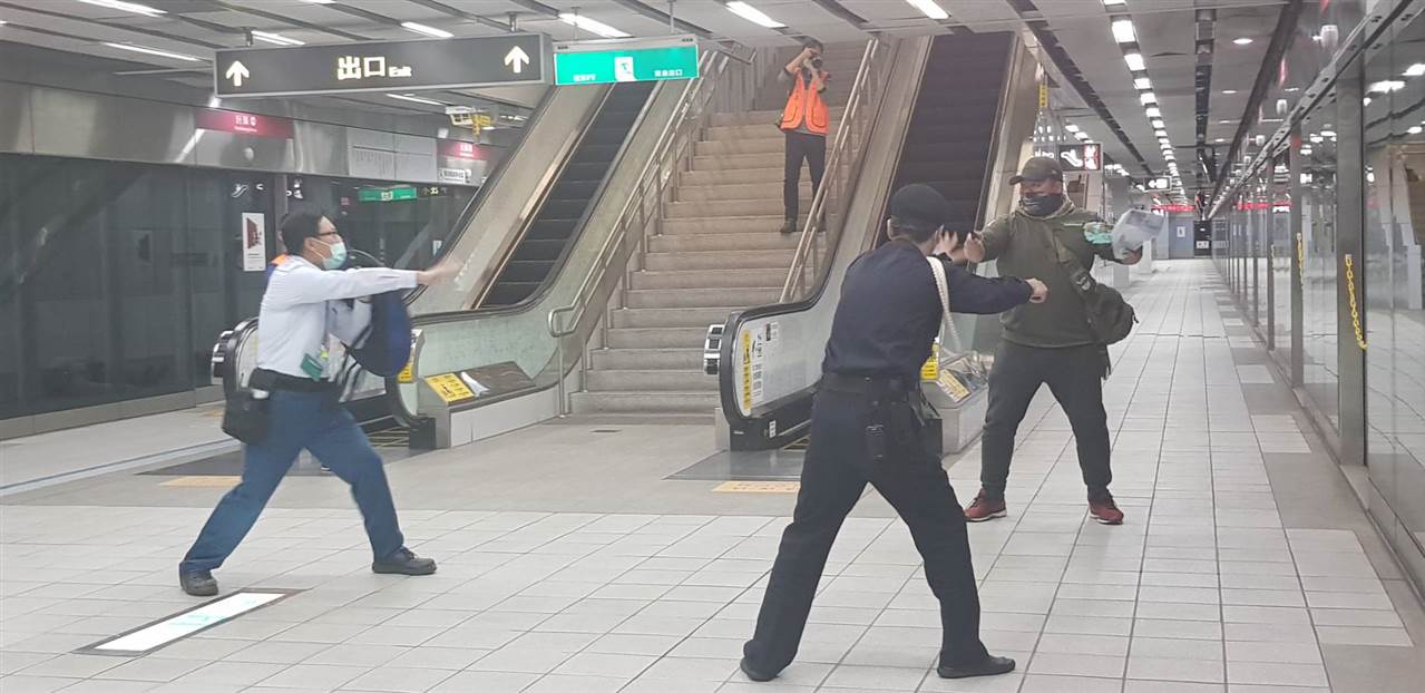 高捷攜警消擬真演練 創安全乘車環境