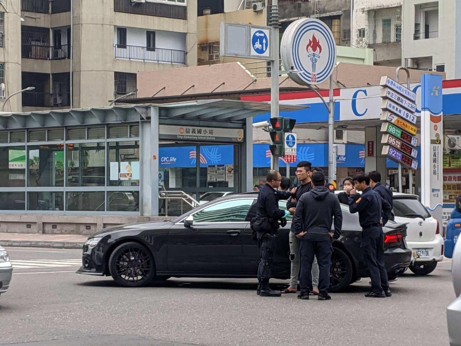 直擊！警攔車拔槍 少年A乖乖就範