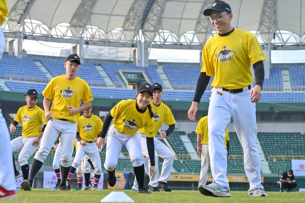 國泰真殷雄棒球訓練營27日結訓 人氣教練團燃爆港都