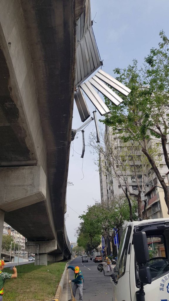 水泥車超載刷爆14米陸橋隔音板 司機闖禍賠大了