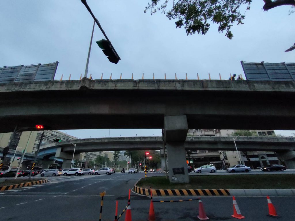 水泥車超載刷爆14米陸橋隔音板 司機闖禍賠大了