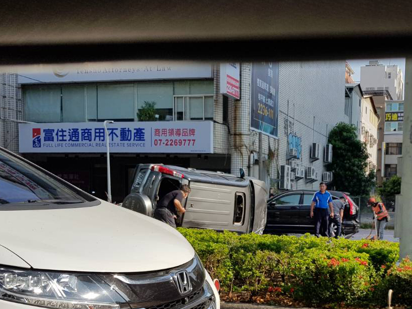 高雄鬧區車禍 3台CRV撞成一團