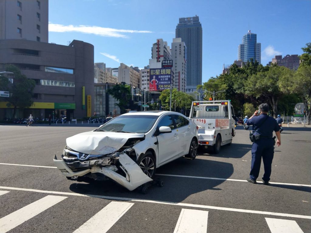 酒駕男心虛逃逸不僅自撞車毀 警依涉嫌公共危險罪移送法辦