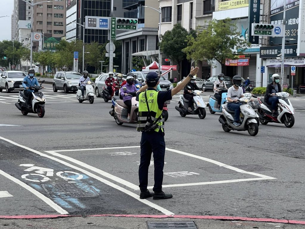 高雄輕軌大順路段趕進度 警加強違規取締