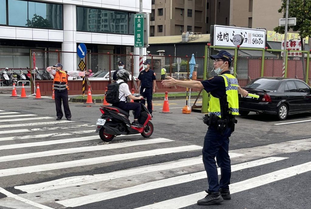 高雄輕軌大順路段趕進度 警加強違規取締