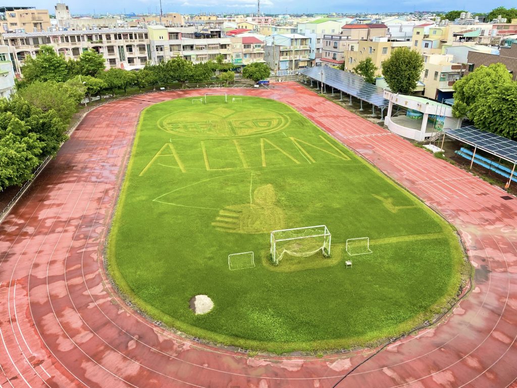 阿蓮師生防疫小確幸 老師校園草皮作畫令人驚艷！