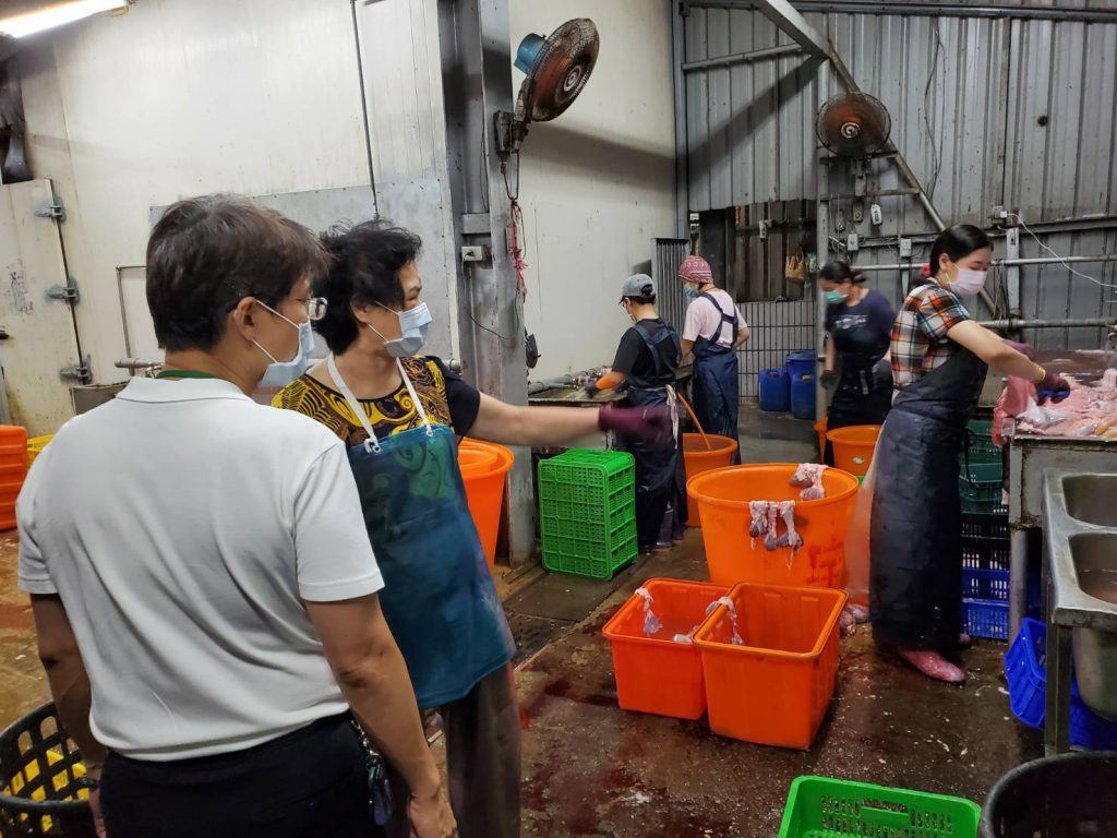 鳳山肉品市場個體戶違規未戴罩遭罰停業 農業局籲共體時艱齊心防疫