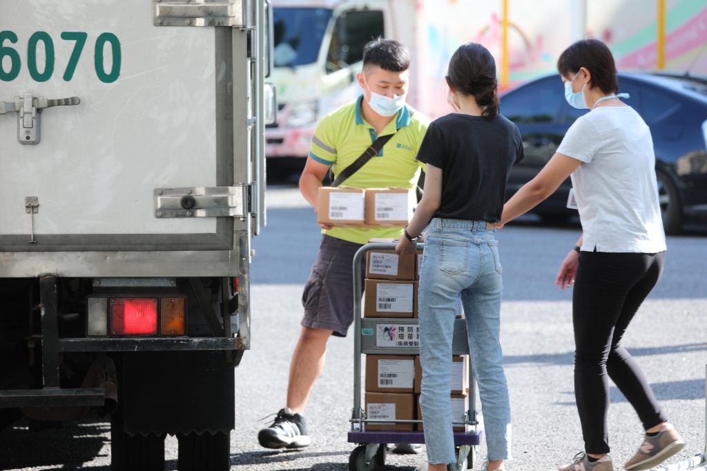 今（1）日莫納德抵高雄 下午開放75歲長輩補打疫苗