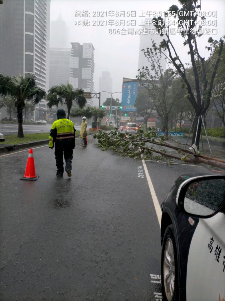 狂雨直落路樹倒 警民合作排除路況超暖心