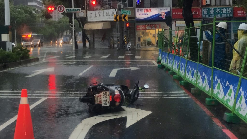 狂雨直落路樹倒 警民合作排除路況超暖心