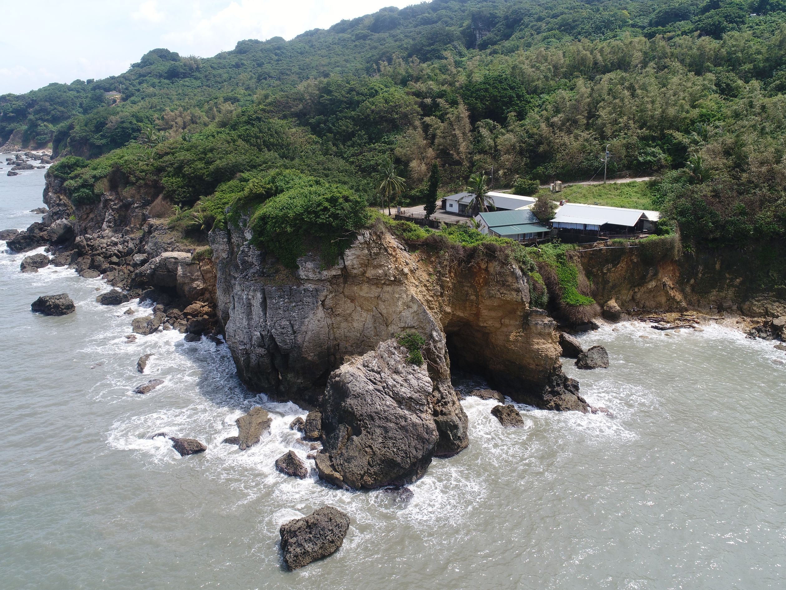 壽山西岸海蝕洞落石危險 自管處提醒民眾勿近