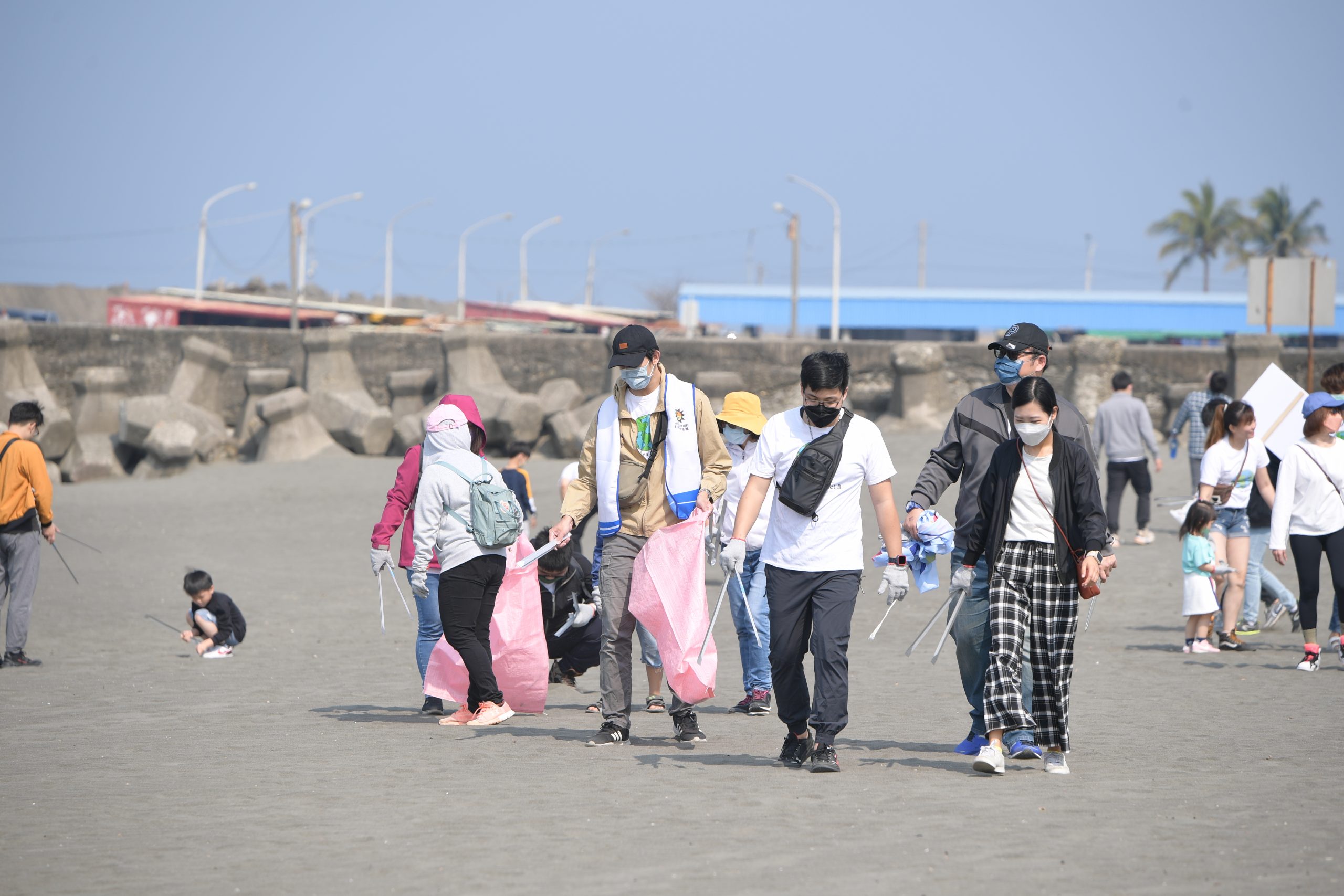 淨灘進行式環境好舒適 蚵仔寮海灘清出500餘公斤垃圾