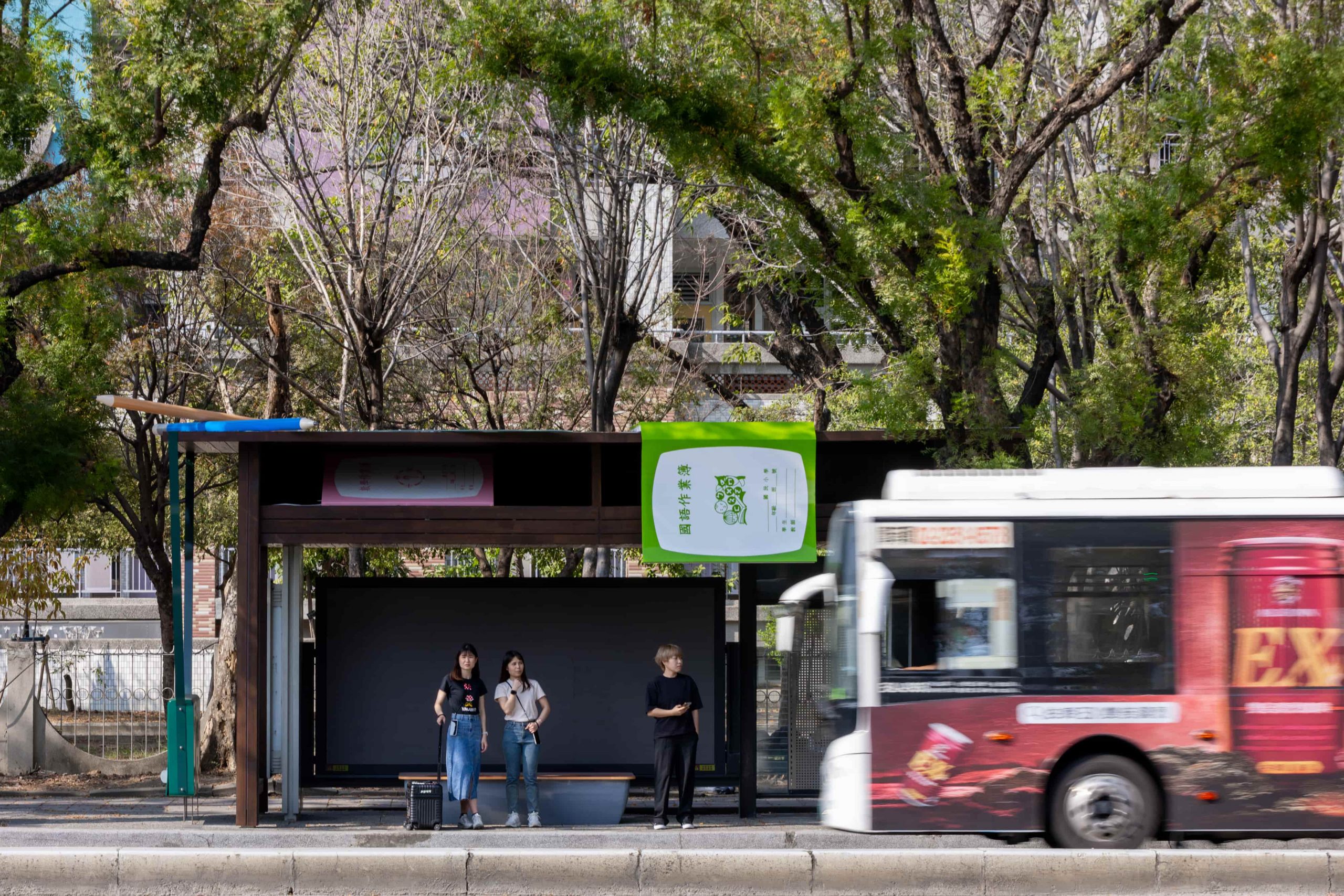 復刻青春 高雄文化中心公車候車亭再現懷舊裝置藝術