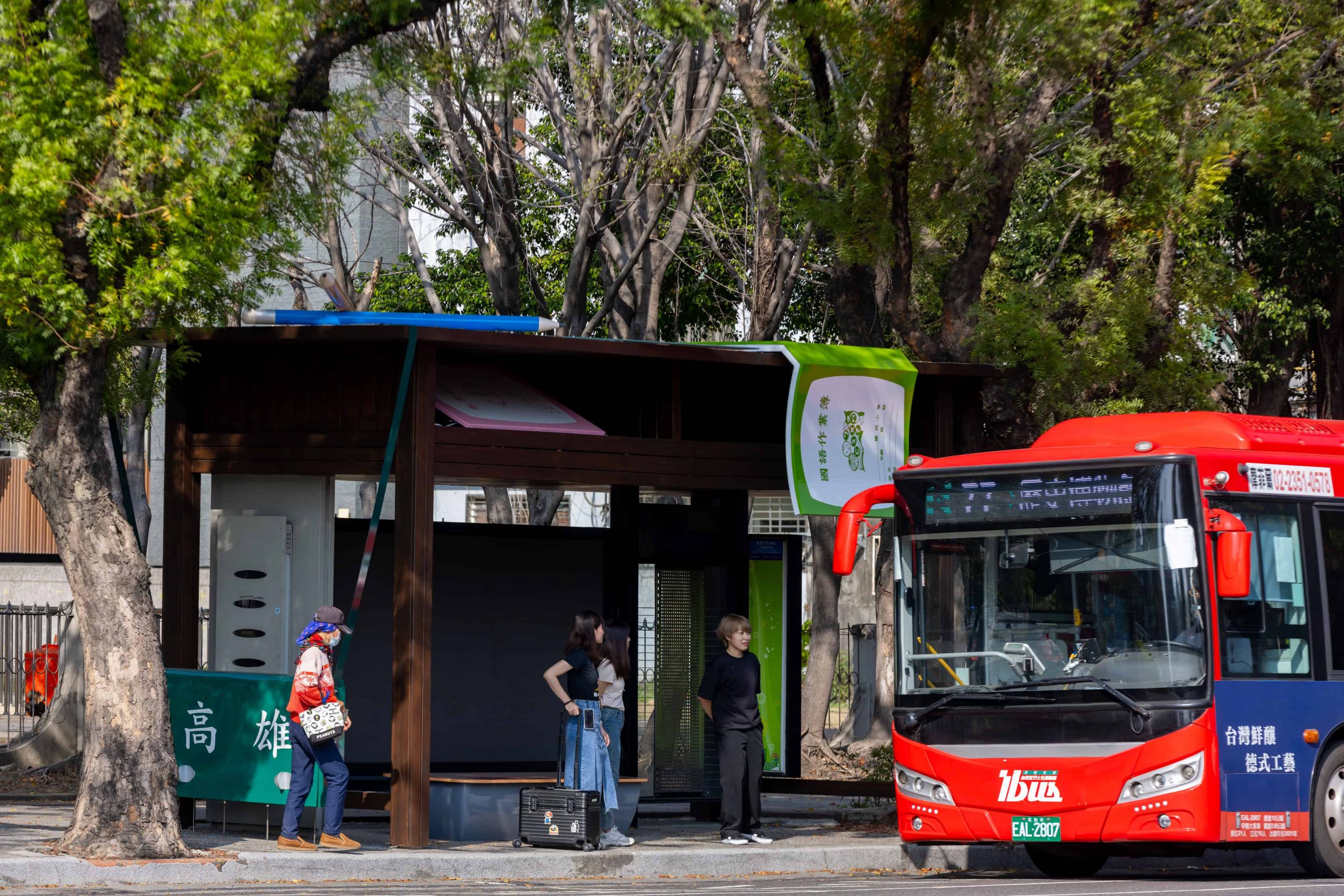 復刻青春 高雄文化中心公車候車亭再現懷舊裝置藝術