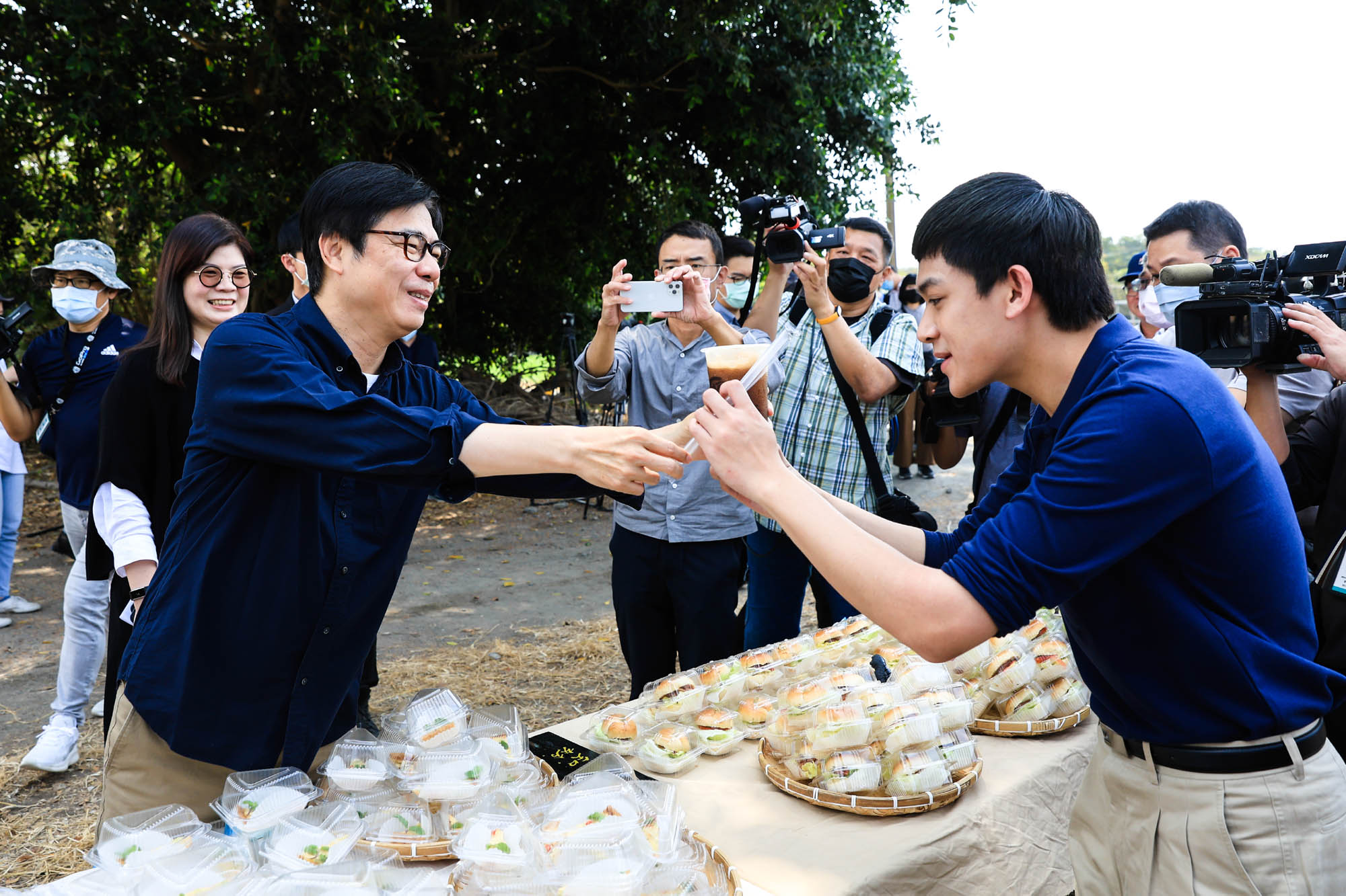 首部高雄人投資影集 陳其邁探班《鹽水大飯店》