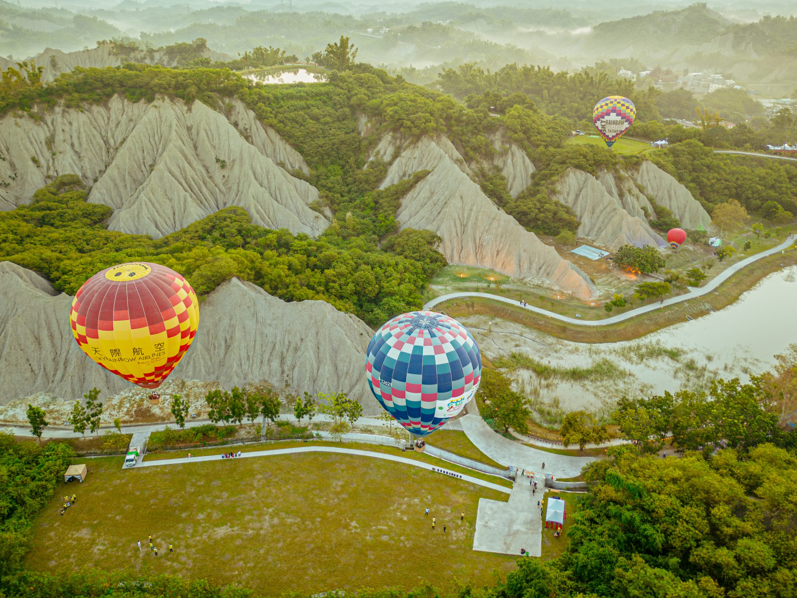 登陸月世界俯瞰惡地形 高雄熱氣球田寮起飛