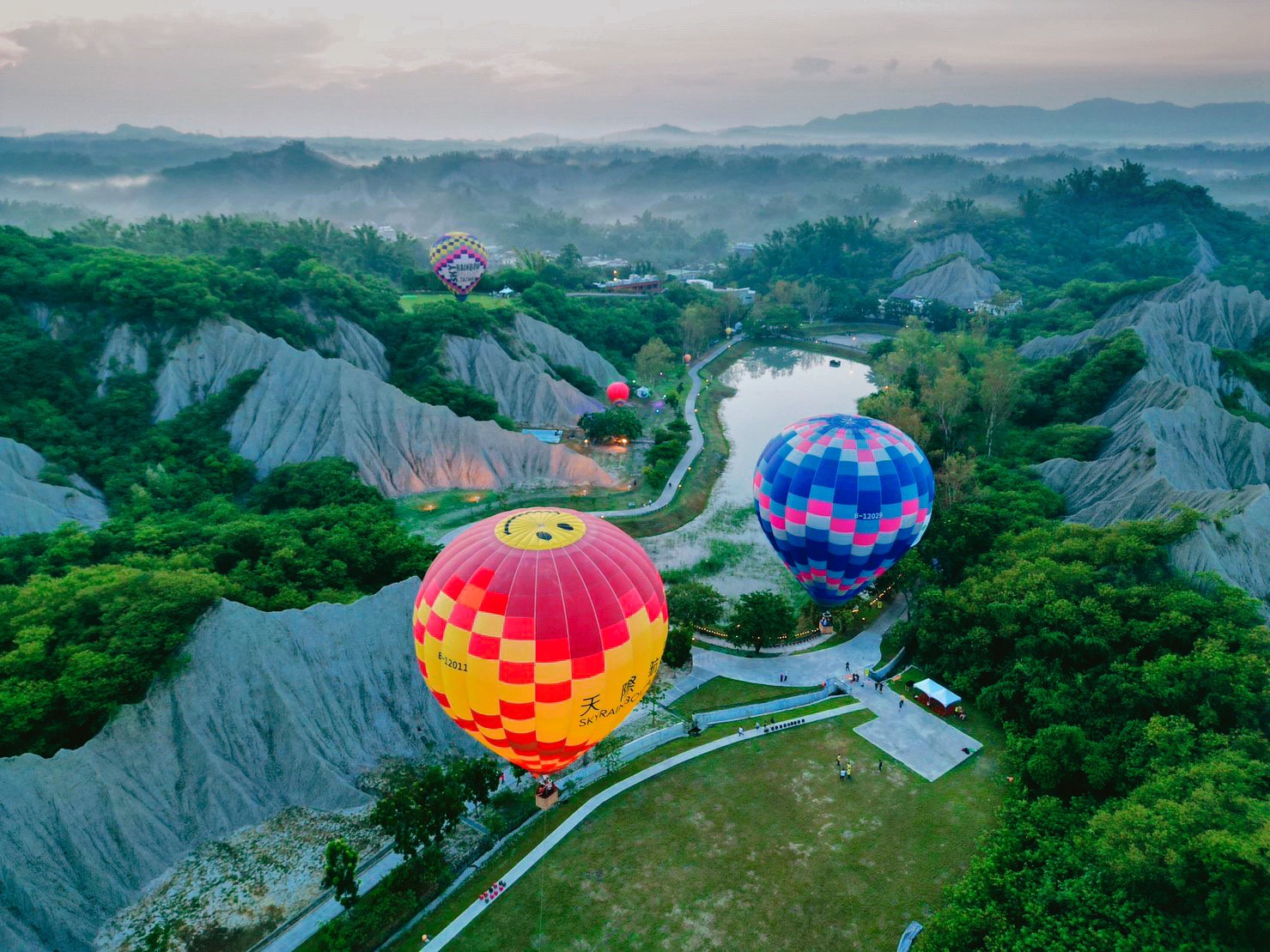 登陸月世界俯瞰惡地形 高雄熱氣球田寮起飛