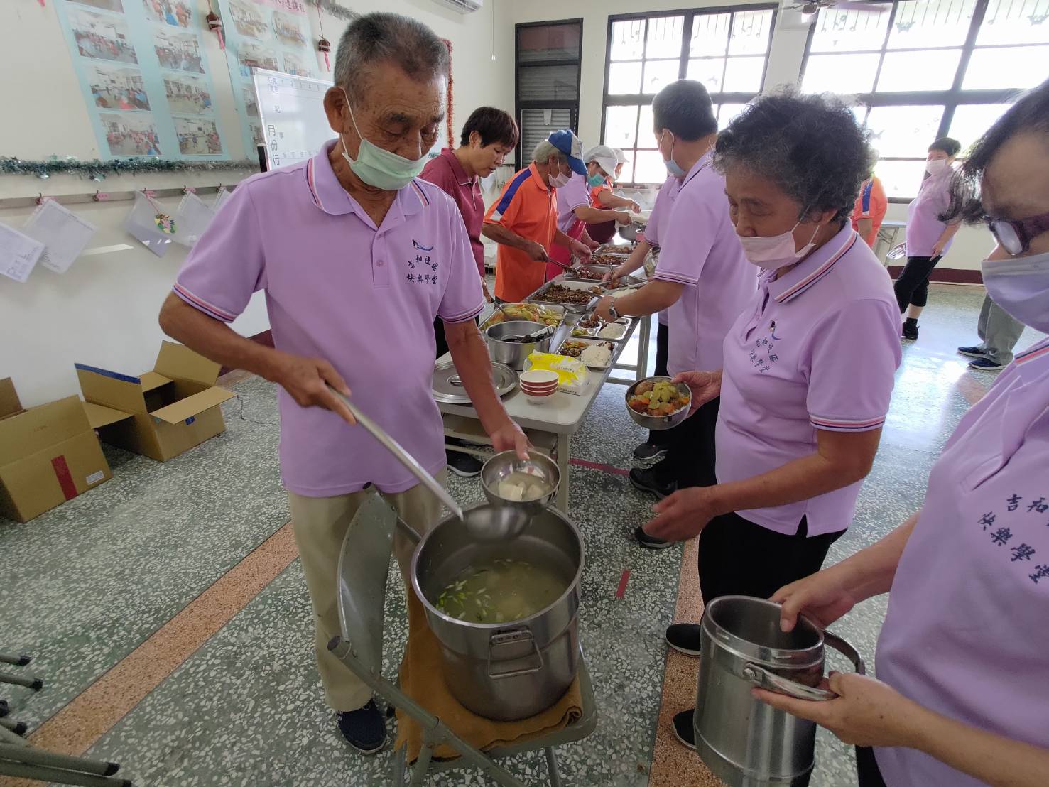 海洋局推廣食魚文化 中秋前夕長輩大啖龍膽石斑魚