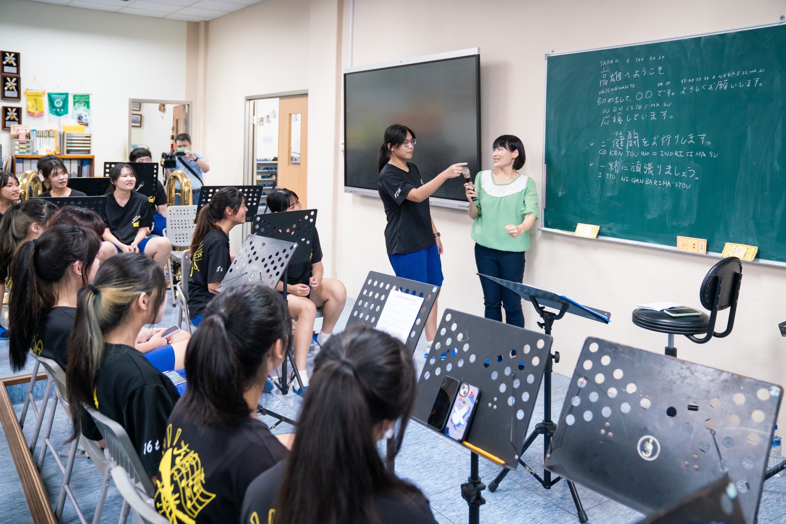 迎國慶台日友好 農二高校翡翠騎士首登高雄港公演