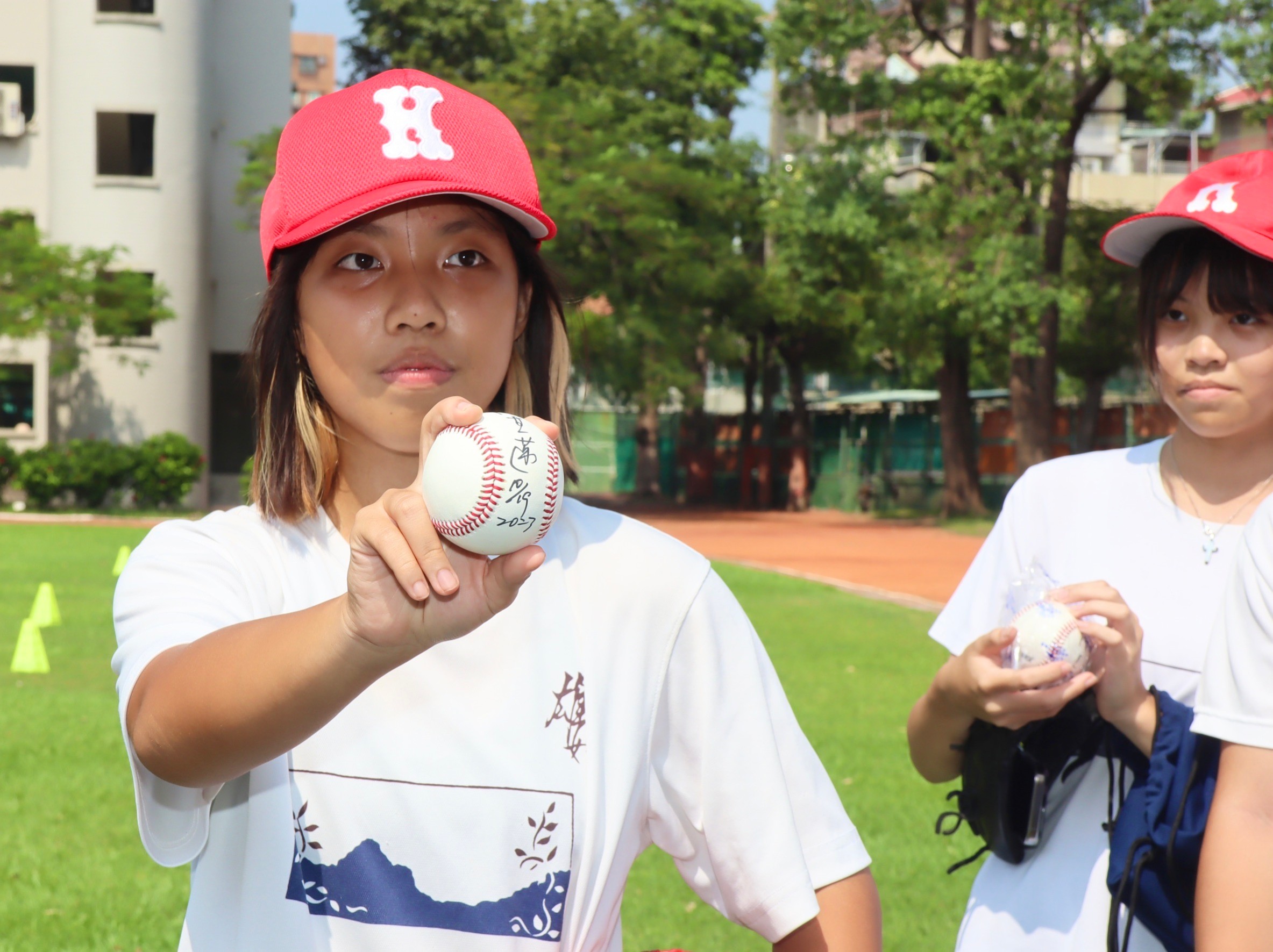 史上頭一遭！高雄女中參戰黑豹旗 陳其邁到校勉勵