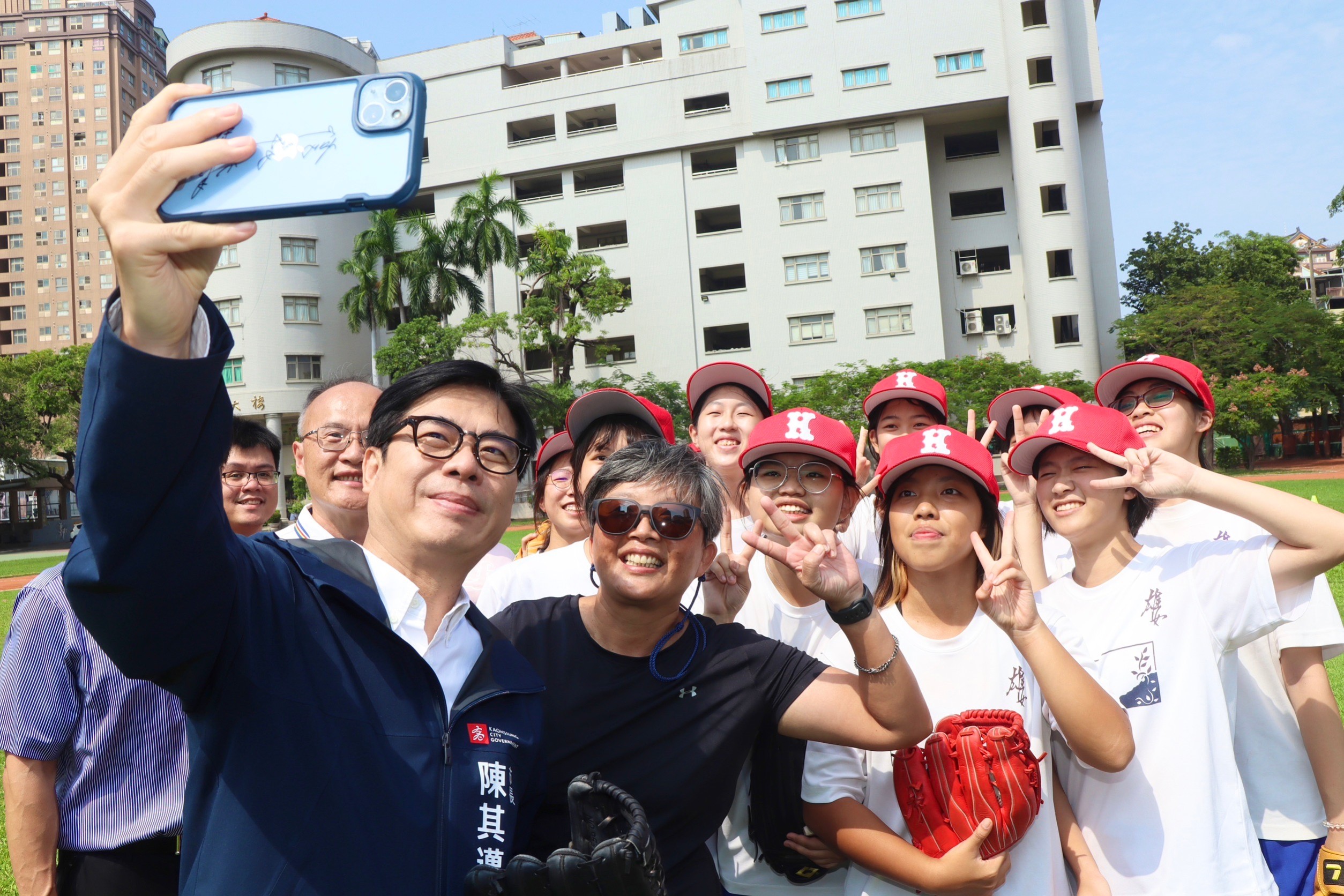 史上頭一遭！高雄女中參戰黑豹旗 陳其邁到校勉勵