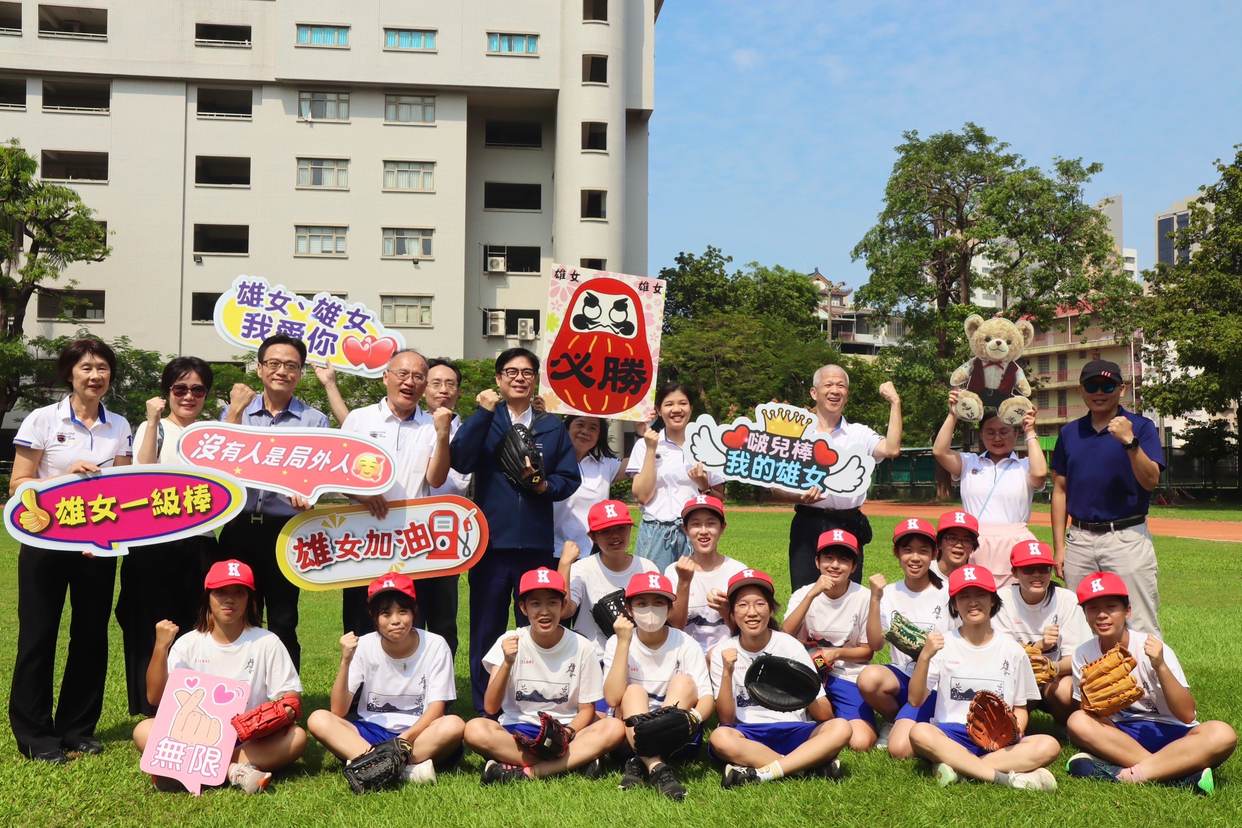 史上頭一遭！高雄女中參戰黑豹旗 陳其邁到校勉勵