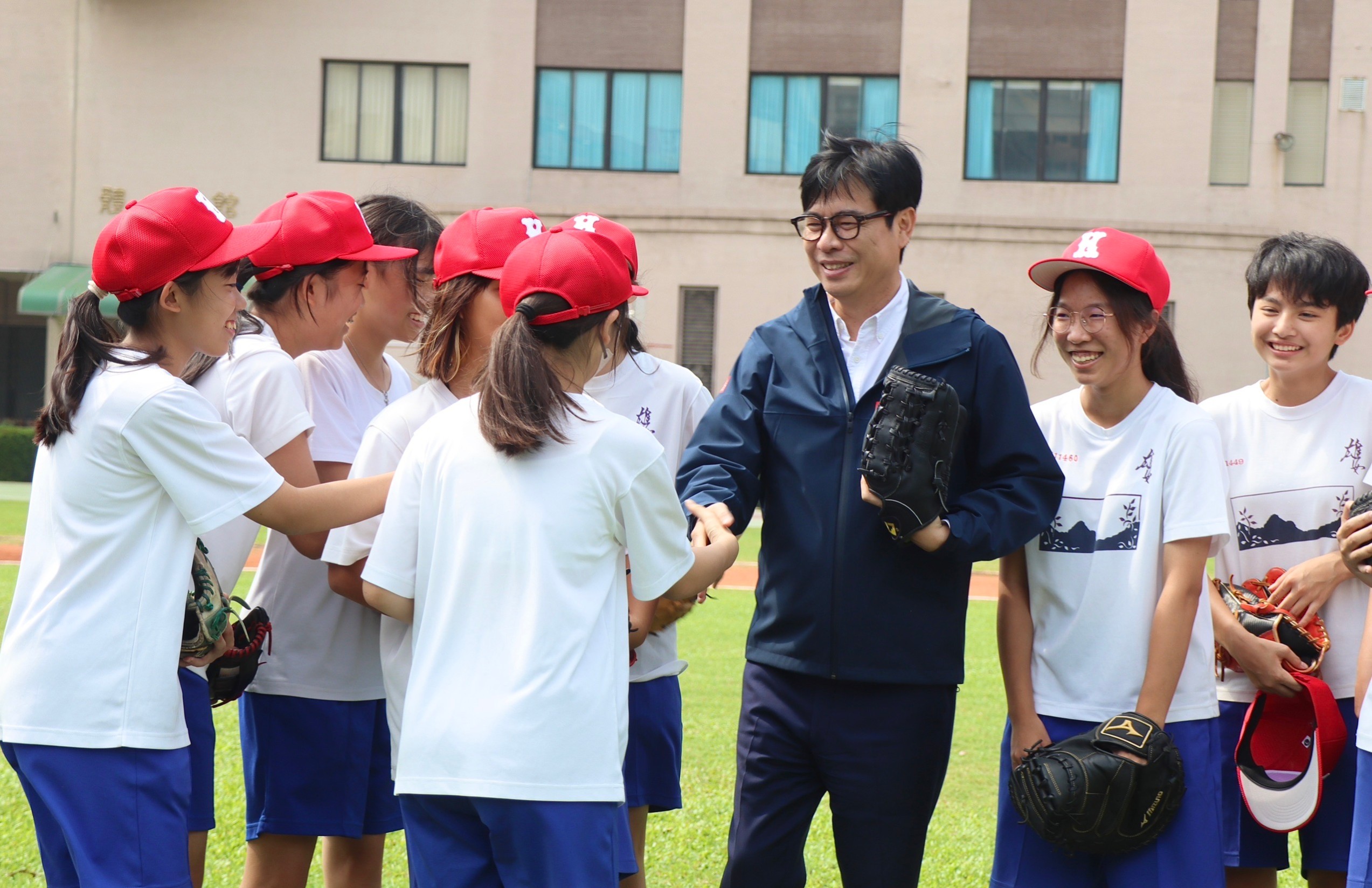 史上頭一遭！高雄女中參戰黑豹旗 陳其邁到校勉勵