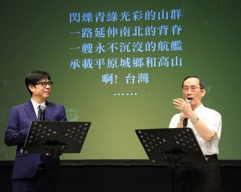 陳其邁與曾貴海共同朗誦詩作〈黃昏自畫像〉及〈聖地〉。（文化局提供）