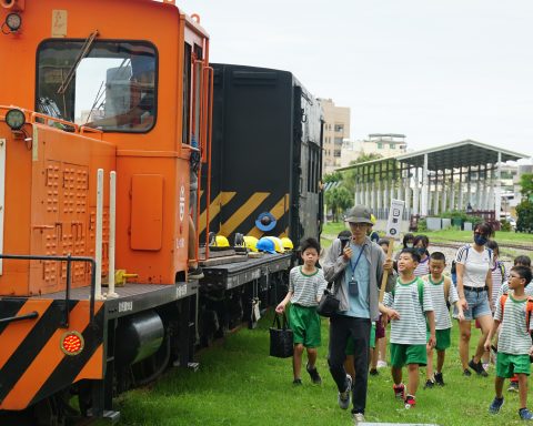 哈瑪星鐵道文化園區可親近真實的鐵道車輛。（高史博提供）