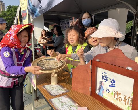 鼓山龍井幸福樂學社區分享在地美食。（文化局提供）