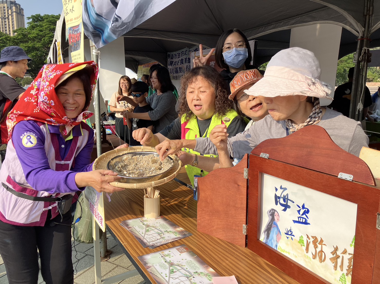 鼓山龍井幸福樂學社區分享在地美食。（文化局提供）