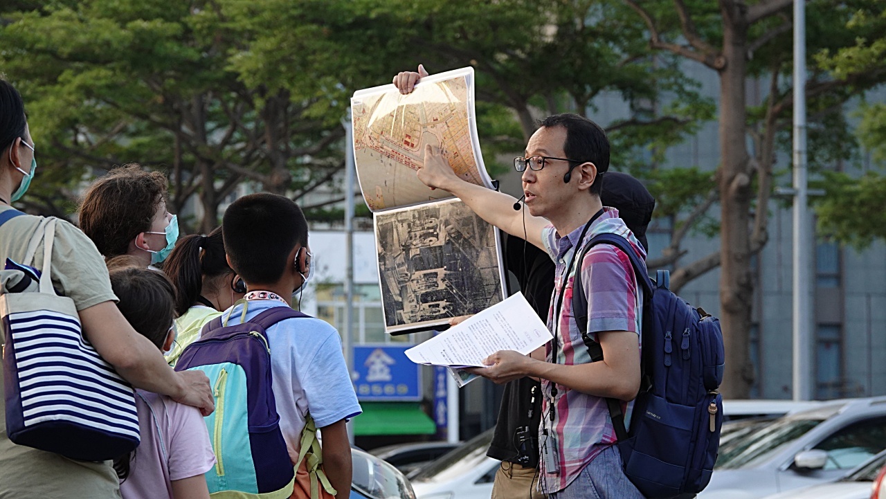 勞博館帶領市民朋友發掘輕軌百年的產業與勞動故事。（勞工局提供）