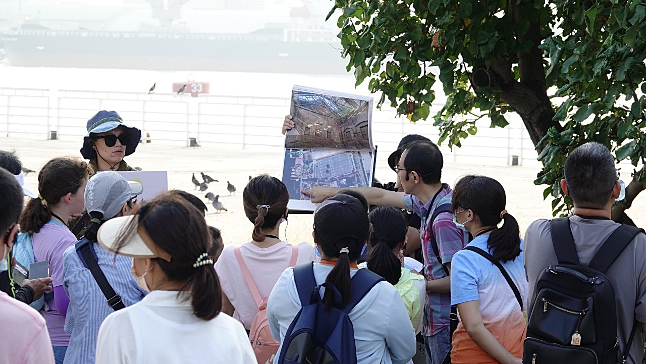 勞博館帶領市民朋友發掘輕軌百年的產業與勞動故事。（勞工局提供）